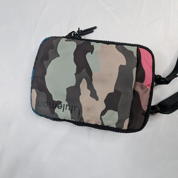 Lululemon Camouflage small crossbody bag - Picture 4 of 10